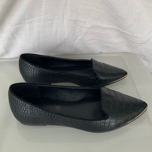 Aldo Crocodile Black Pointed Golden Toe Flats